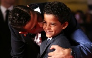 Ronaldo lập hat-trick, con trai vẫn đi nhảy hồ