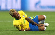 'Ăn no đòn', Neymar liên tục nằm sân