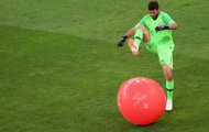 Hài hước: Liverpool thả quả bóng khổng lổ thử thách khả năng nhận biết của Alisson