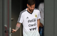 Áp lực quá lớn từ Ronaldo, Messi cười không nổi trên sân tập 