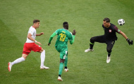 Szczesny tái hiện sai lầm ở Carling Cup, Ba Lan phơi áo khó hiểu trước Senegal