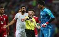 Diego Costa nổi đóa với trọng tài khi Iran câu giờ ngay trong hiệp một