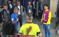 Không được đá phạt đền, Neymar vào tận đường hầm 'hỏi tội' trọng tài