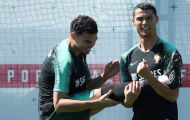Ronaldo 'gánh' cả đồng đội trên sân tập Bồ Đào Nha