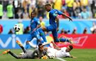 Vì sao Neymar xung trận với chiếc tất rách?