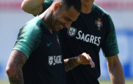 Bị CĐV Iran làm mất giấc ngủ trưa, Ronaldo vẫn tươi cười trên sân tập