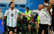 Cận cảnh Sampaoli hỏi ý Messi: 'Giờ tôi làm gì? Có cho Aguero vào không?'