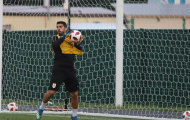 Đối đầu Ronaldo, Luis Suarez tập làm... thủ môn