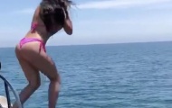 Bạn gái Ronaldo khoe sắc với bikini màu hồng nhạt