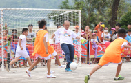 HLV Park Hang-seo chơi bóng cùng học sinh nghèo vùng cao Hà Giang