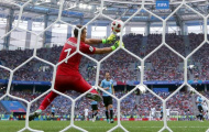 Gary Neville chỉ trích thủ thành Uruguay vì sai lầm tai hại trước Pháp