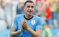 Chỉ trích ngôi sao 'mau nước mắt' của Uruguay, huyền thoại Man United bị ném đá tơi bời