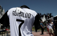 Áo đấu Ronaldo được bày bán khắp Turin trước khi Juventus nổ bom tấn