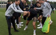 Chạy thua cả Ashley Young, Kyle Walker bị dàn sao tuyển Anh xúm vào 'phạt'