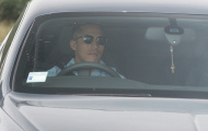 Sanchez cực ngầu trên đường đến sân tập Man United