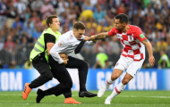 Đang thua còn bị phá, Lovren 'sôi máu' quật ngã CĐV