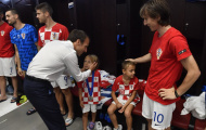 Tổng thống Pháp vào phòng thay đồ an ủi Croatia