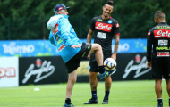 Các sao Napoli chỉ biết cười trước khả năng chơi bóng của Ancelotti