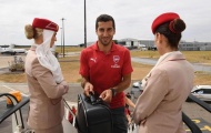 Mkhitaryan 'e thẹn' trước những bóng hồng trước khi đặt chân lên đất Singapore