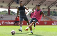 Hậu scandal, Ozil khiến Aubameyang méo mặt vì bị 'nhồi đừ' trên sân tập