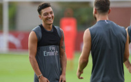 Nhờ đồng đội, Ozil cũng đã tìm lại nụ cười