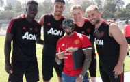 Siêu sao WWE Rey Mysterio mang mặt nạ đột nhập nơi tập luyện của Man Utd