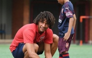 Sao Arsenal ghi điểm ở Singapore khi hành động dễ thương với fan nhí