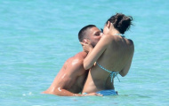 Giroud 'diễn cảnh nóng' cùng vợ trên bãi biển
