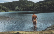 'Lord' Bendtner khoe body không mảnh vải che thân gây bão