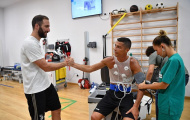 Ronaldo tay bắt mặt mừng với các đồng đội mới