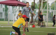 Căng mình tập luyện Tiến Dũng chạy đua suất bắt chính với Văn Lâm