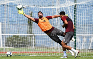 Alisson lần đầu trổ tài bắt bóng trước mặt các đồng đội Liverpool