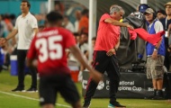 Mourinho 'quậy phá' ngoài đường pitch, Lopetegui ứng xử ra sao?