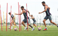 Messi cho đồng đội 'hít khói' trong bài tập rê bóng