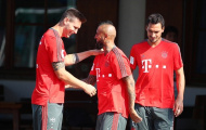 M.U hay Barca? Vidal có động thái lạ trên sân tập Bayern Munich