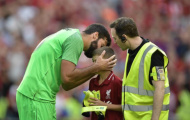 Fan Liverpool 'tan chảy' vì hành động đẹp của Alisson
