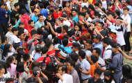 Fan 'bao vây' U23 Việt Nam sau buổi tập trên sân Gò Đậu