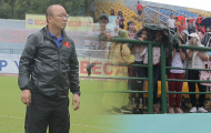 CĐV đội mưa xem U23 Việt Nam tại Bình Dương