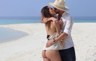 Bỏng mắt với loạt 'ảnh nóng' của sao Milan và bạn gái giữa bãi biển