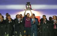 Lionel Messi nâng cao danh hiệu đầu tiên với tư cách đội trưởng của Barca