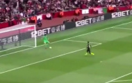 Fan Arsenal so sánh pha chuyền bóng của Cech với 'thảm họa' Karius