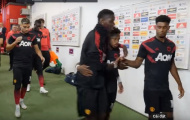 Fred 'đứng hình' khi được ôm đến 4 lần tại Man Utd