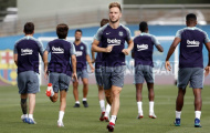 Rakitic buồn thiu khi Vidal xuất hiện trên sân tập Barca