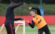 Mâu thuẫn nào? Pogba, Martial cười đùa hớn hở với Mourinho trên sân tập Man Utd