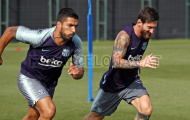 Suarez đọ tốc độ cùng Messi trên sân tập