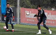 Keylor Navas ngơ ngác nhìn Courtois bay lượn như chim