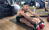 Ronaldo lao đầu vào phòng tập, khoe cơ bắp cuồn cuộn