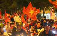 Người Sài Gòn 'trắng đêm' xuống đường ăn mừng chiến công của U23 Việt Nam