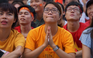NHM thất thần nhìn Tiến Dũng vào lưới nhặt bóng