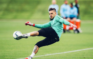 Ederson khiến dàn sát thủ Man City lác mắt với cú sút 'búa bổ'
